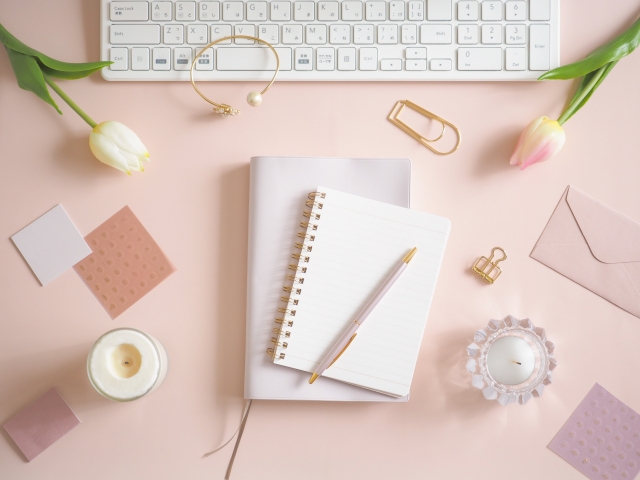 ピンク背景のPCデスク